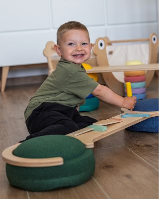 Montovat, jezdit s autíčky, pobíhat sem a tam, nebo chvíli posedět. Když mají balanční kameny Stapelstein toho pravého...