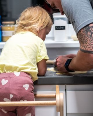 Instagram říká, že pečení s dětmi je krásný bonding moment. Děti v čistých zástěrkách, v pozadí světýlka, maminka má...